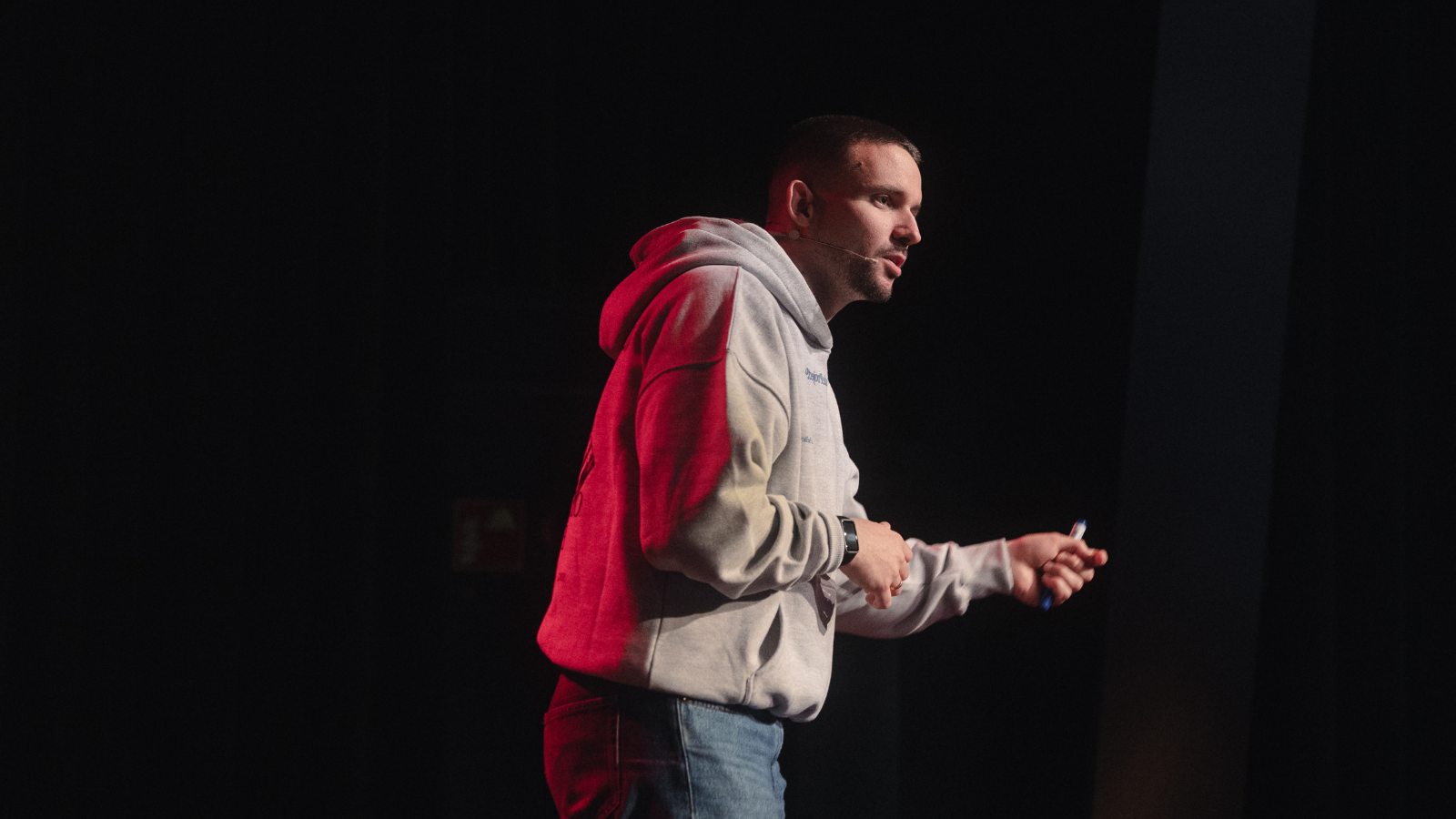 Adrián Lavilla dando una formación en directo